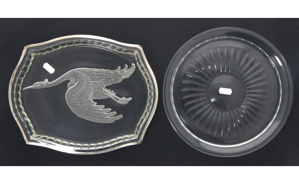 Deux plateaux dont un à décor d'une grue