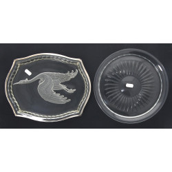 Deux plateaux dont un à décor d'une grue