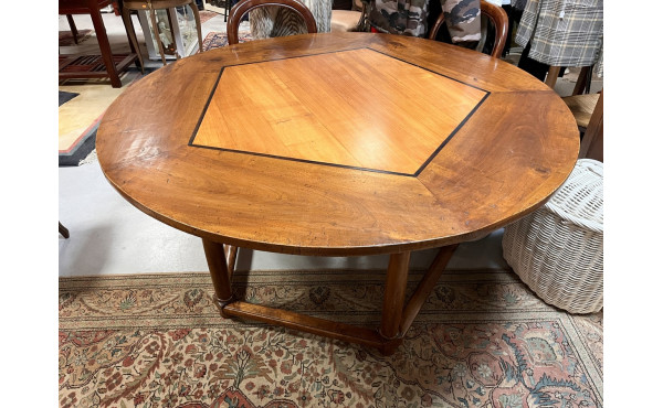 Table à plateau rond chevillé en trois e