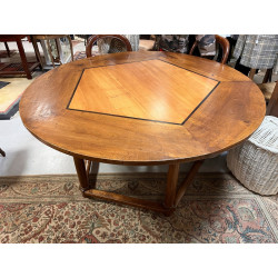 Table à plateau rond chevillé en trois e