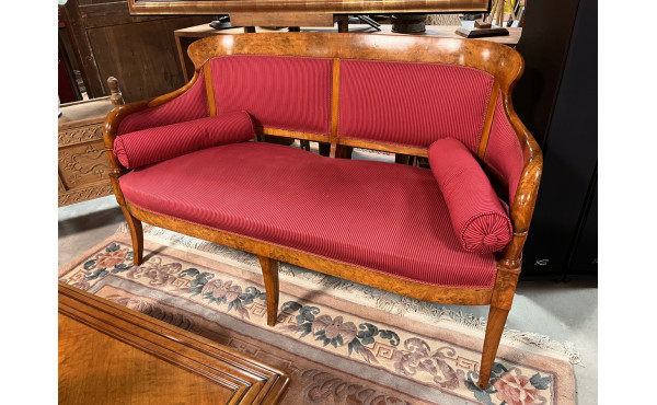 Banquette ancienne en loupe recouverte d