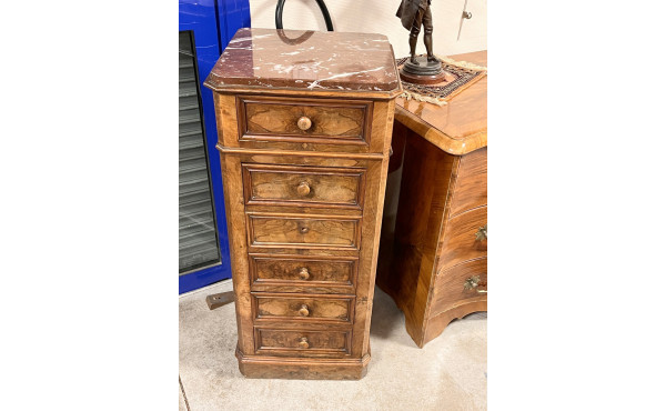 Chevet ancien à plateau de marbre rouge 