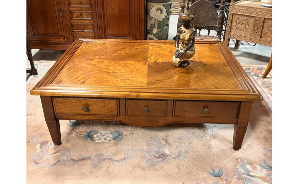 Grande table basse rectangulaire en bois