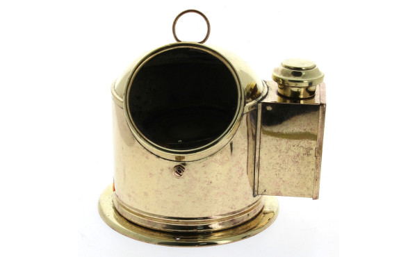 Compas dans son habitacle en laiton poli