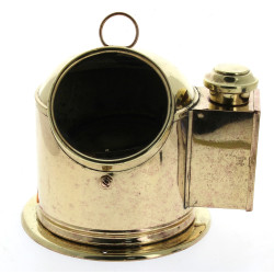 Compas dans son habitacle en laiton poli