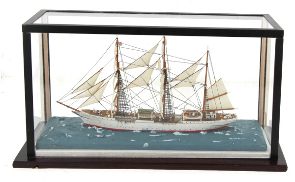 Maquette de trois mâts en mer sous vitri