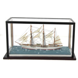 Maquette de trois mâts en mer sous vitri