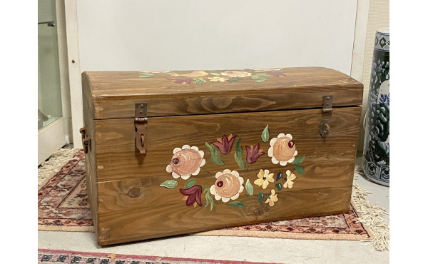 Coffre en bois à couvercle bombé et pein