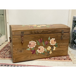 Coffre en bois à couvercle bombé et pein