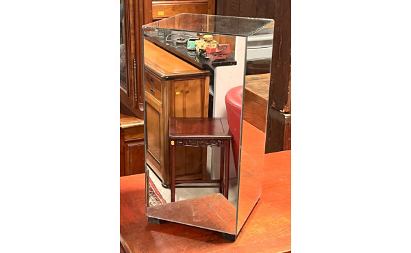 Présentoir plaqué de miroirs toutes face