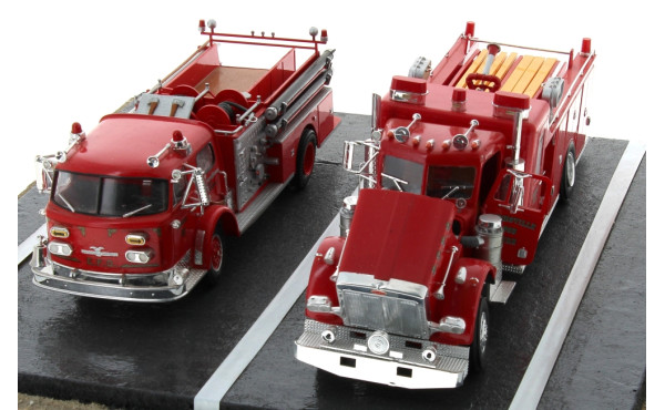 2 maquettes de camions de pompier améric