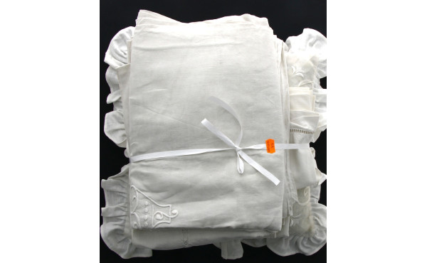 Deux draps anciens brodés dont un chiffr