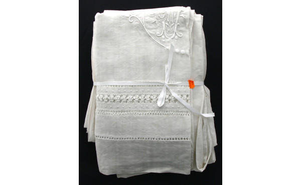 Deux draps anciens brodés dont un chiffr