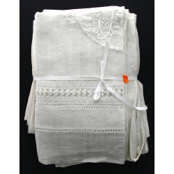 Deux draps anciens brodés dont un chiffr