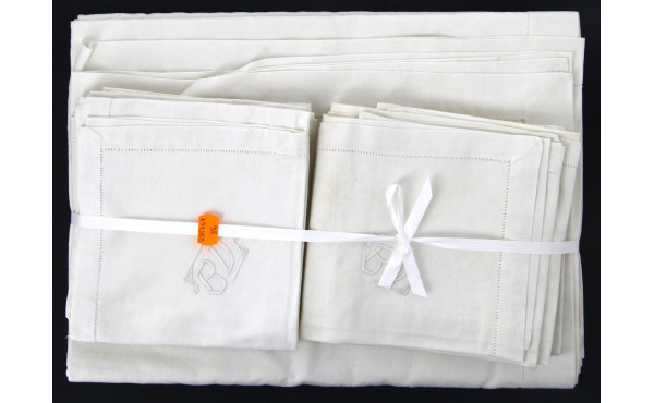 Nappe blanche ancienne et 12 serviettes 