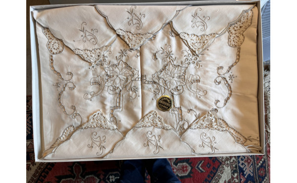 Parure de table neuve avec nappe brodée 