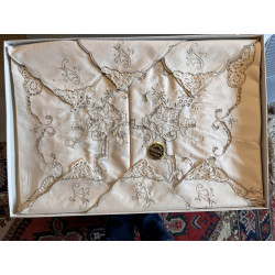 Parure de table neuve avec nappe brodée 