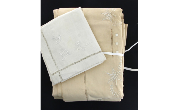 Lot de 2 draps brodés et 2 taies d'oreil