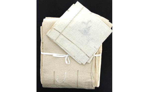 Lot de 2 draps brodés et une paire de ta