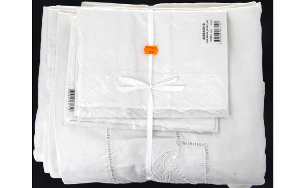 Lot de 3 draps brodés de fleurs, pastill