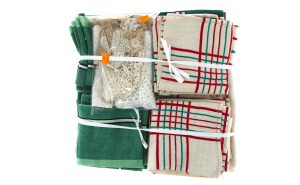 Lot comprenant 2 nappes à carreaux, l'un