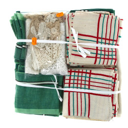 Lot comprenant 2 nappes à carreaux, l'un