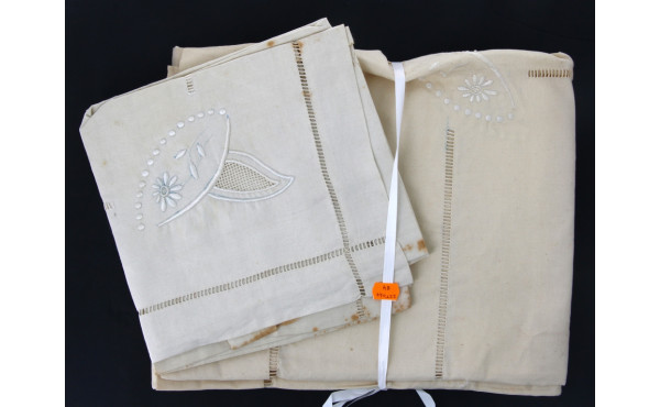 Parure brodée de fleurs et de jour compr