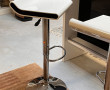 Paire de tabourets réglables sur pivots 