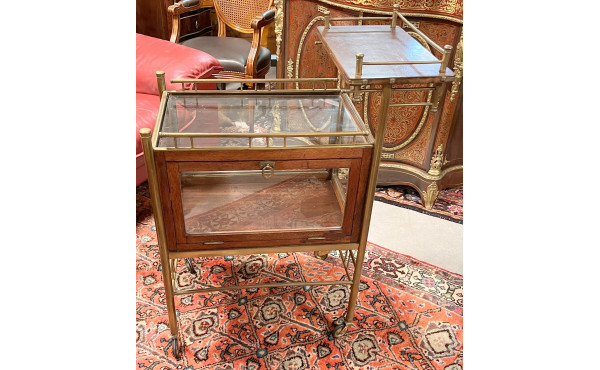 Desserte vitrée en bois et laiton, faisa