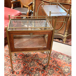 Desserte vitrée en bois et laiton, faisa