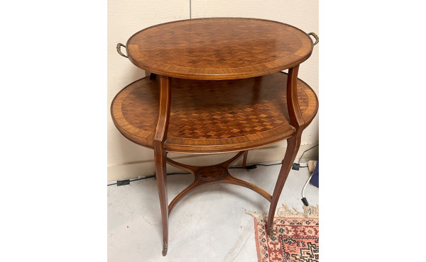 Table à thé de forme ovale en marqueteri