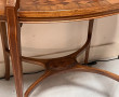 Table à thé de forme ovale en marqueteri