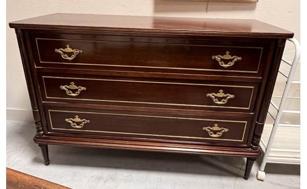 Commode en placage d'acajou verni, ouvra