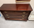 Commode en placage d'acajou verni, ouvra