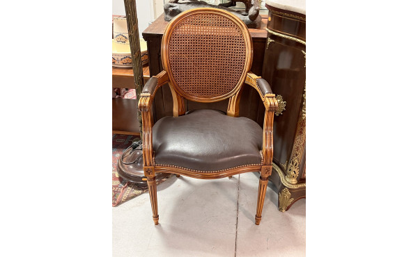 Fauteuil de bureau en bois clair mouluré