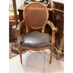 Fauteuil de bureau en bois clair mouluré