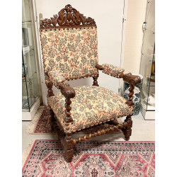 Important fauteuil en bois sculpté de fe