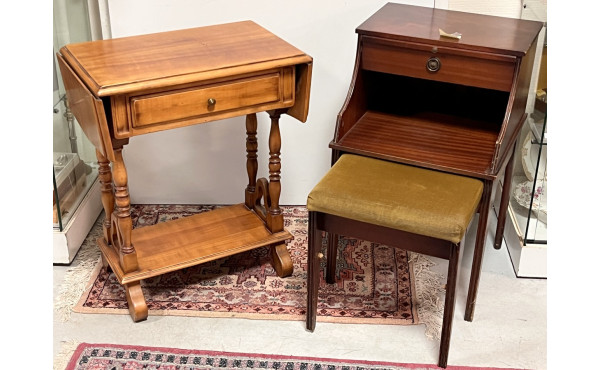 Petite table en bois fruitier à deux aba