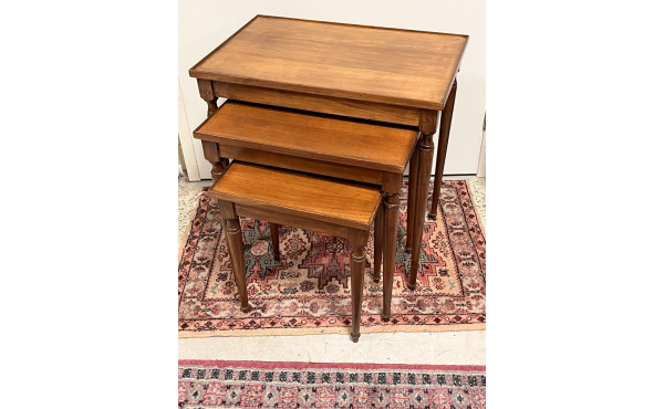 Trois tables gigognes en bois fruitier. 
