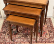 Trois tables gigognes en bois fruitier. 