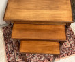 Trois tables gigognes en bois fruitier. 