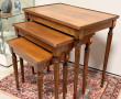 Trois tables gigognes en bois fruitier. 