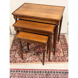 Trois tables gigognes en bois fruitier. 