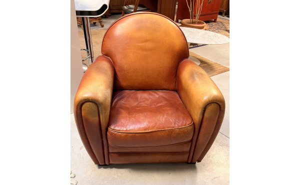 Fauteuil club en cuir de style ancien (a