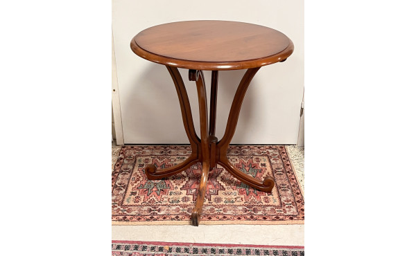 Guéridon rond en bois fruitier à pièteme