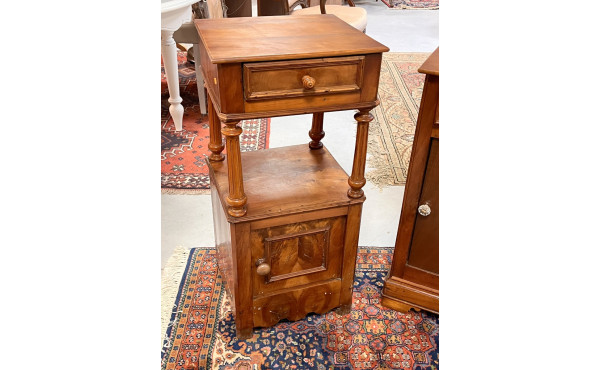 Chevet ancien en bois fruitier ouvrant à