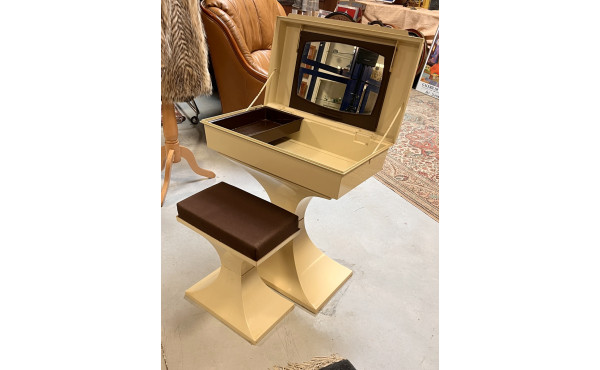 Coiffeuse et son tabouret en plastique b