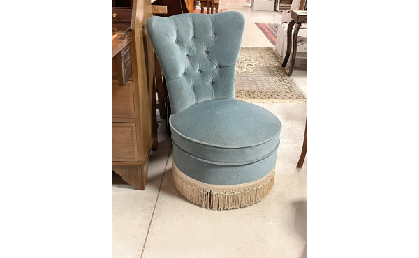 Petite chauffeuse en velours bleu ciel c