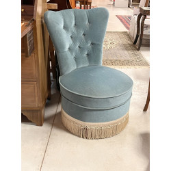 Petite chauffeuse en velours bleu ciel c