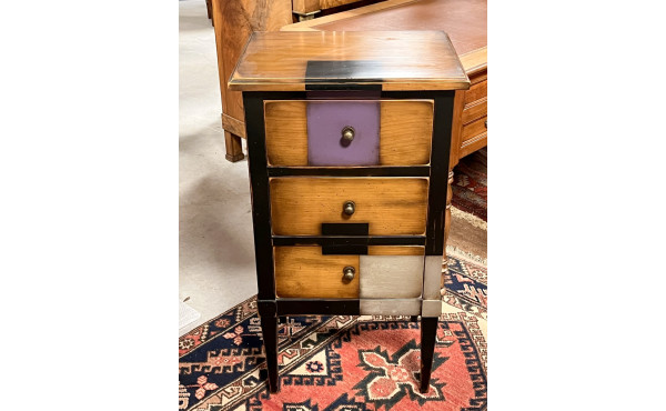 Petit meuble à hauteur d'appui à trois t